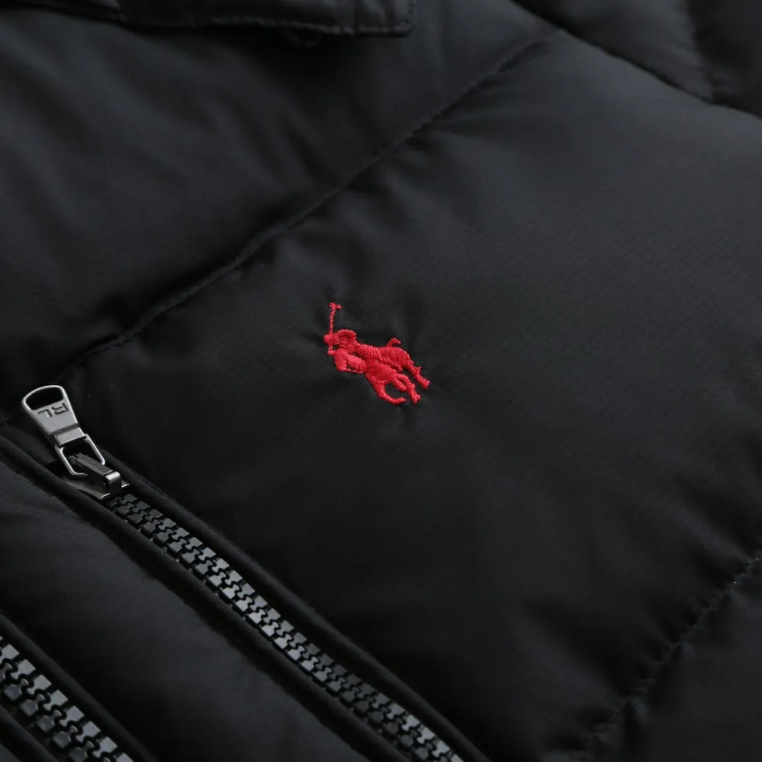 🅿️1030 [Exclusive supply] Ralph Lauren pony embroidered hooded down jacket. The fabric is made of nylon fabric with good windproof and waterproof properties, which can effectively block the intrusion of wind and rain from the outside and keep the inside dry. It is suitable for wearing in humid or rainy environments. The inner filling is made of 90 white duck down with a weight of 260g, ensuring excellent thermal insulation performance. After strict screening and processing, the velvet is not easy to get drilled, ensuring durability. The red label on the chest is made with an imported MECLO embroidery machine. The original pattern is scanned first, and then high-quality silk thread is used to make a pattern. The density effect is adjusted by continuous pattern making. The detachable hood down jacket is equipped with a detachable nylon hood that users can easily remove or install according to weather changes or personal preferences, which is both practical and convenient. Detailed processing and exquisite zipper design are simple and elegant. It is easy to operate. The closing design of the cuffs and hem effectively prevents the intrusion of cold wind and improves the warmth and comfort of wearing. Size:S-M-L-XL